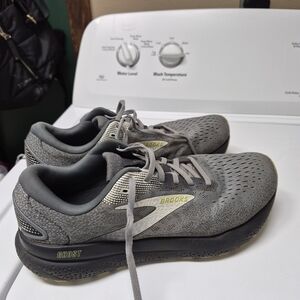 Brooks Men's Gray and Black Athletic Shoes